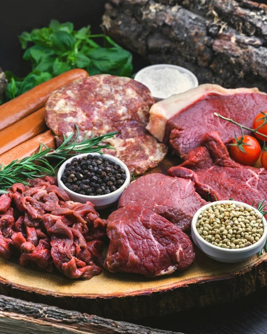 Seleção de cortes de carne sobre tábua de madeira